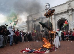 В Вашингтоне протестующие против Нетаньяху сорвали и сожгли американские флаги