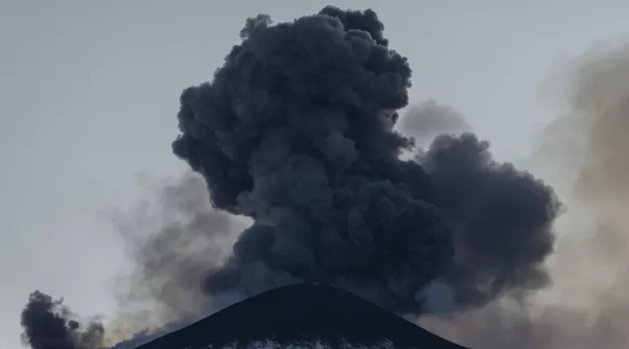 Вулкан Этна на Сицилии выбросил лаву на высоту 400 метров