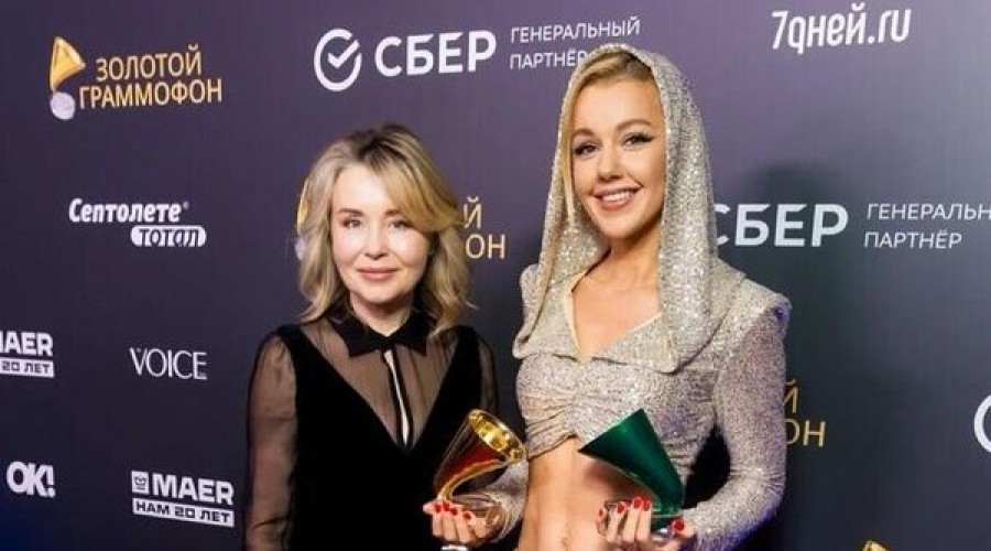 Светлана Радионова вручила Зеленый граммофон Юлианне Карауловой