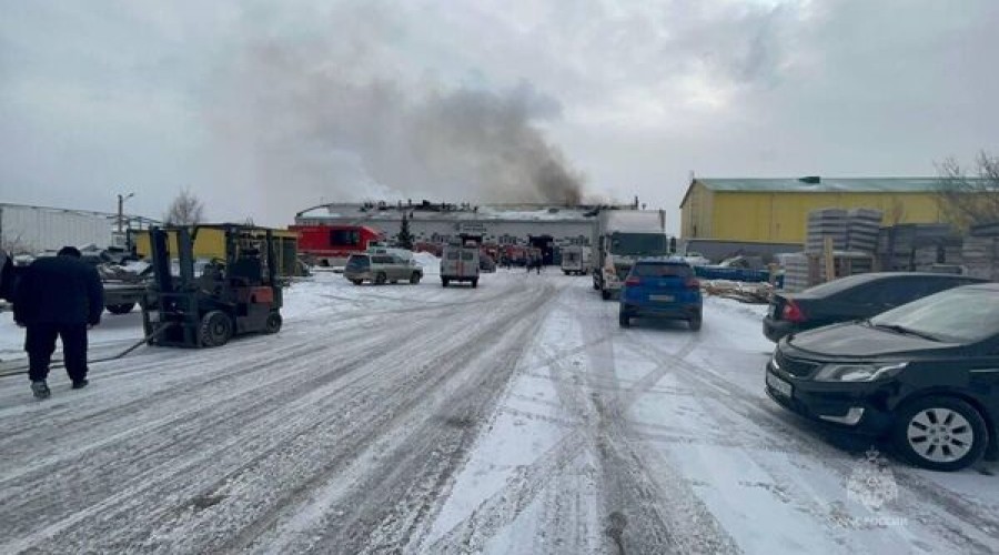 Пожар на складе в Красноярске локализовали на площади 800 квадратов