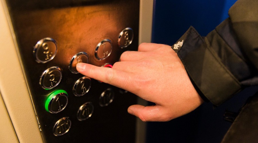 В Североморске досрочно заменили 159 лифтов