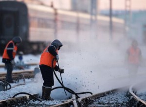 Во Владивостоке поезд столкнулся с легковушкой, выехавшей на пути