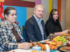 Андрей Иванов вручил подарочные сертификаты ветеранам и семьям погибших героев специальной военной операции