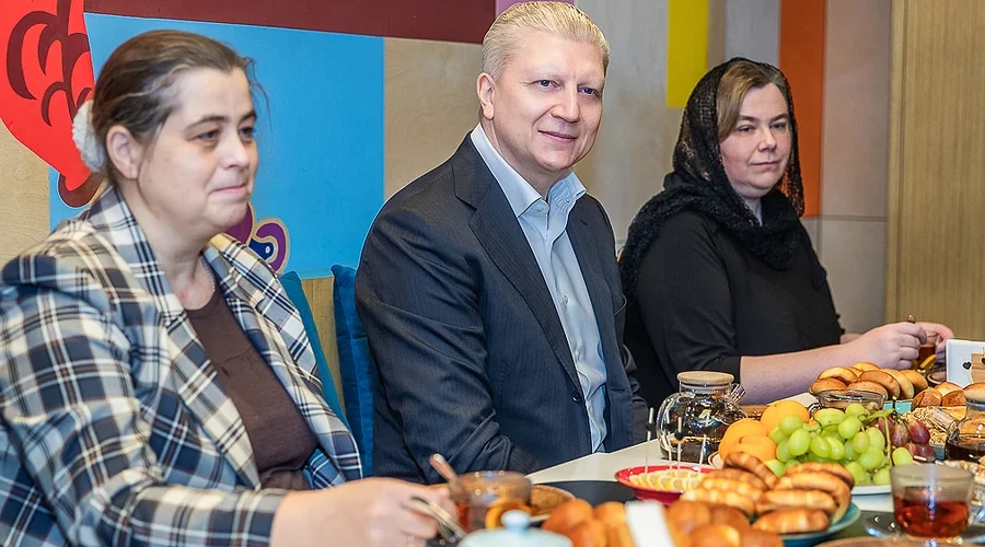 Андрей Иванов вручил подарочные сертификаты ветеранам и семьям погибших героев специальной военной операции