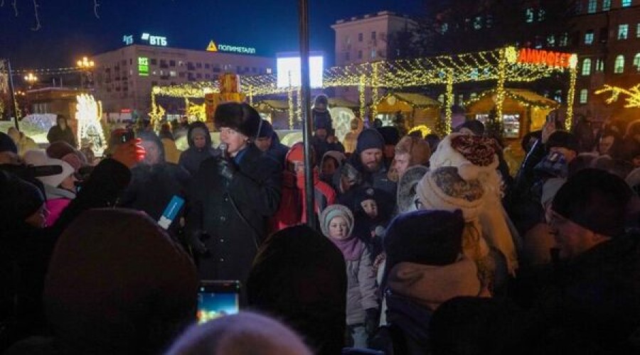 В Хабаровске на главной площади города открылся новогодний городок