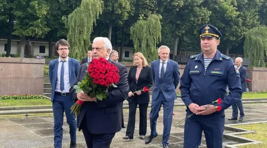 В Берлине возложили цветы к советскому мемориалу в День памяти и скорби