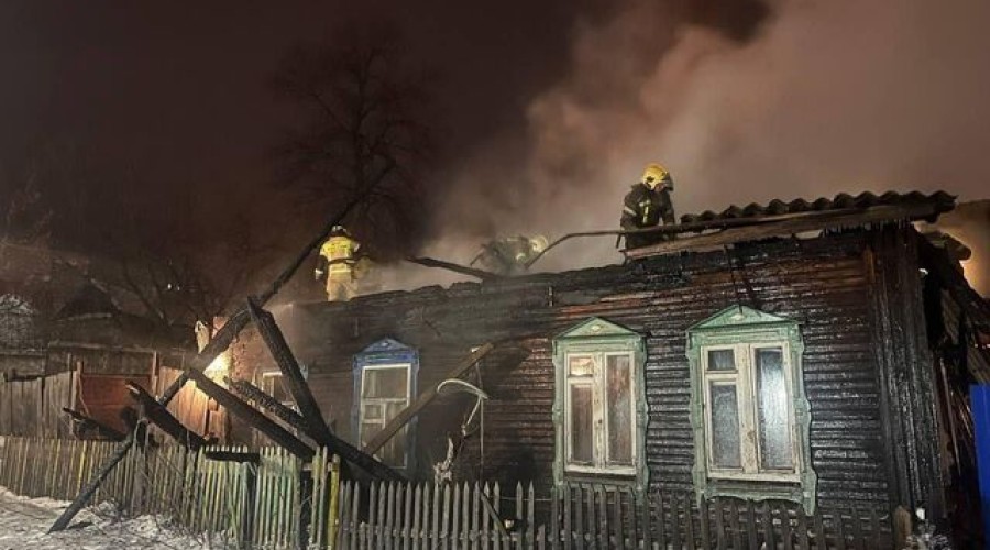 При пожаре в доме в Ижевске погибли двое детей и взрослый