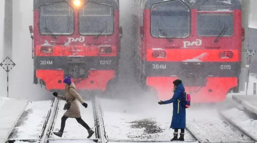 Электричка под Новосибирском сбила девочку-подростка, переходившую пути в наушниках