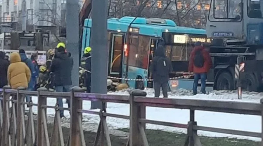 В Петербурге при наезде рейсового автобуса на пешеходов пострадали пять человек