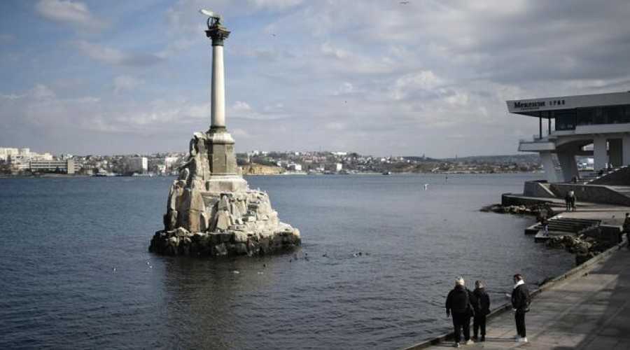 В Севастополе утром в среду перекрыли рейд