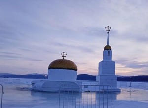 Возведенный на озере Тургояк в Челябинской области храм из снега ушел под воду