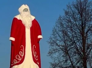 В Ирбите памятники Ленину и Екатерине II переодели в Деда Мороза и Снегурочку