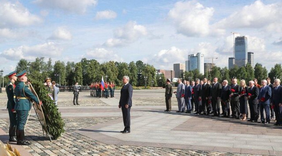 Председатель Госдумы Володин возложил венок к Вечному огню на Поклонной горе