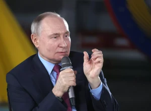 Путин поблагодарил работников промышленности, чей труд делает Россию сильнее