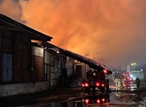 Продуктовый склад загорелся на площади 1,2 тысячи квадратных метров в Тольятти