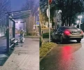 В Петербурге пьяная девушка въехала в автобусную остановку на Mercedes