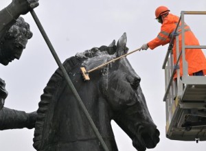 Монумент Победы на Поклонной горе в Москве промоют после зимы