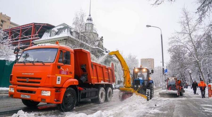 В Москве провели механизированное прометание с противогололедной обработкой