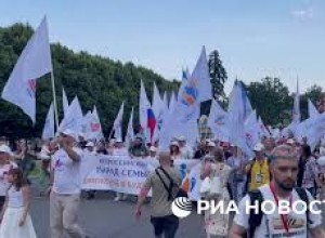 Парад в Москве в день семьи, любви и верности посетили около семи тысяч человек