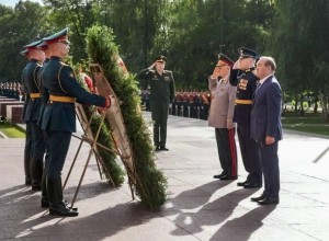 Правительство Москвы возложило венок к Могиле Неизвестного солдата в День города
