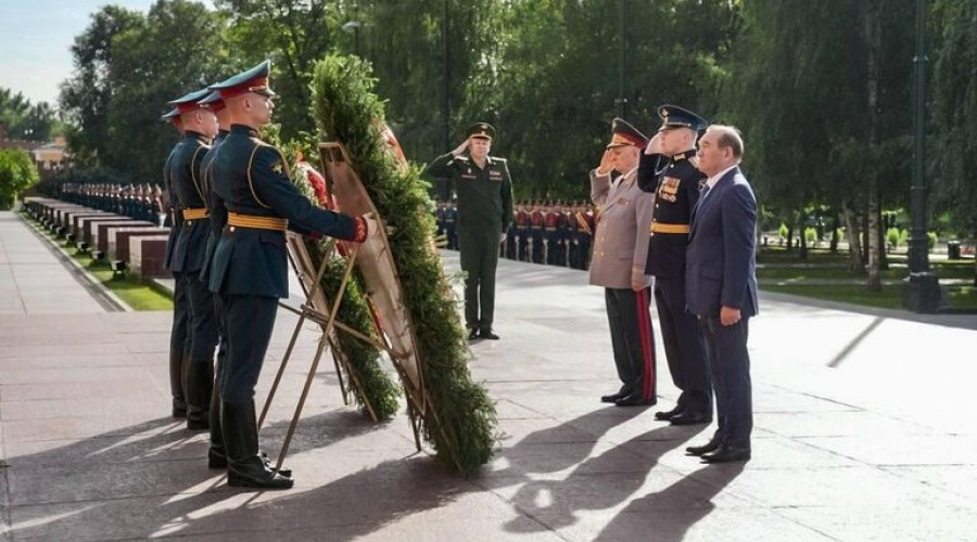 Правительство Москвы возложило венок к Могиле Неизвестного солдата в День города