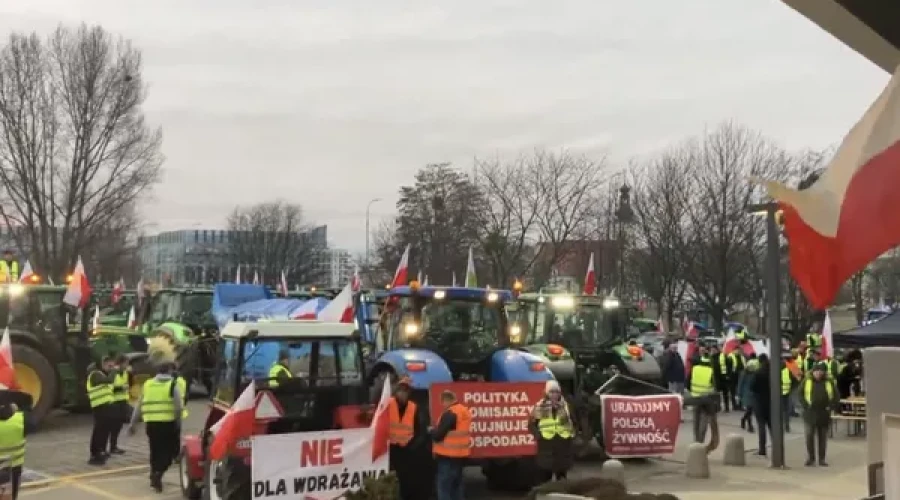 Во Вроцлаве протестующие польские фермеры забросали яйцами представительство ЕК