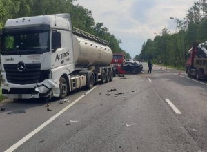 На Варшавском шоссе в Москве в ДТП с грузовиком погиб человек