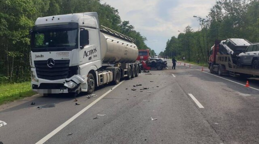 На Варшавском шоссе в Москве в ДТП с грузовиком погиб человек