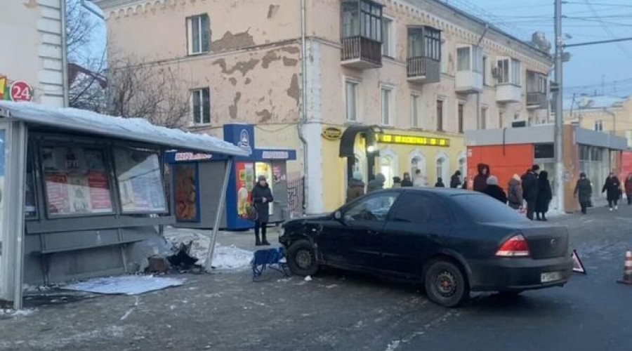 В Кемерово иномарка въехала в остановку, пострадали двое взрослых и ребенок