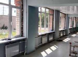 Мурманские строители меняют окна в Приморской школе №3