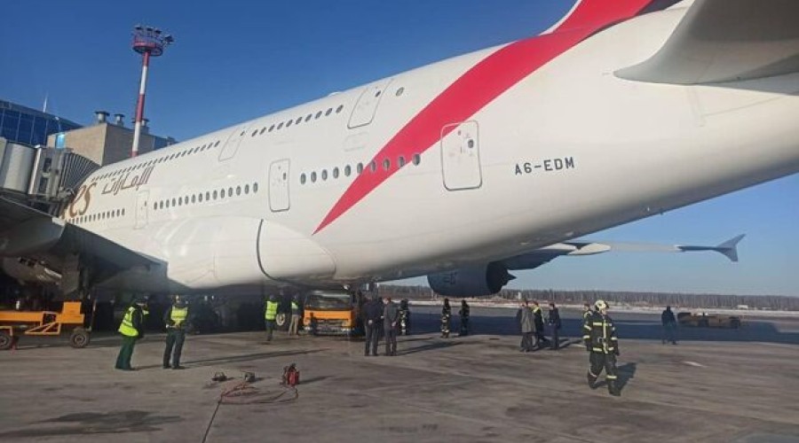 В Домодедово самолет Emirates столкнулся с машиной техобслуживания, рейс отменен