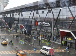 Самолет А321 готовится совершить посадку в Шереметьево из-за отказа двигателя