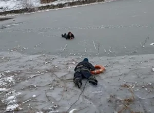 В ЛНР сотрудники МЧС и полиции спасли двух провалившихся под лед девочек