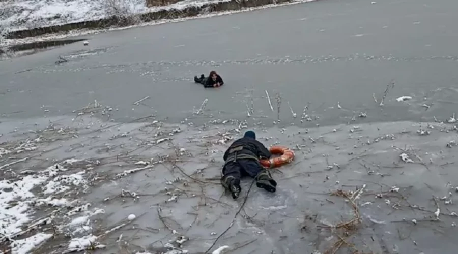 В ЛНР сотрудники МЧС и полиции спасли двух провалившихся под лед девочек