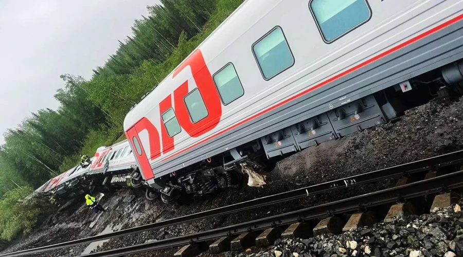 В Коми на месте крушения пассажирского поезда нашли тело третьего погибшего