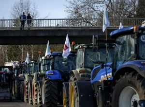 В Париже протестующие фермеры переночевали у места открытия сельхозвыставки