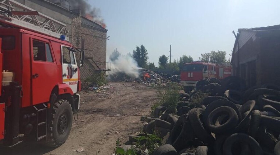 В Волгоградской Михайлове загорелся мусор на площади 500 квадратных метров