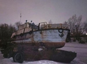 В Новосибирске баржа, груженая двумя судами, частично затонула в реке Обь