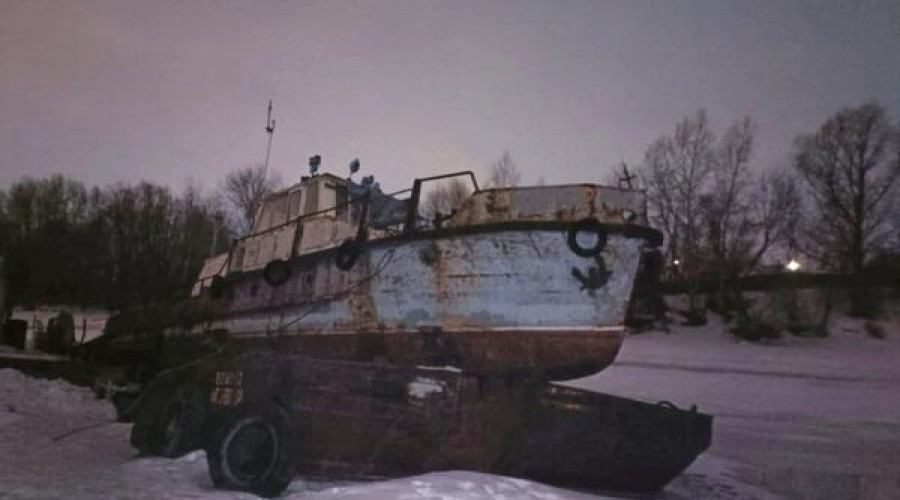 В Новосибирске баржа, груженая двумя судами, частично затонула в реке Обь