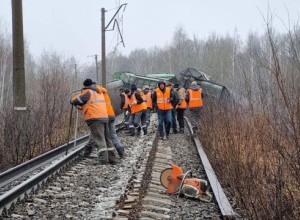 В Рязанской области железнодорожники подняли три вагона, сошедшие с рельсов