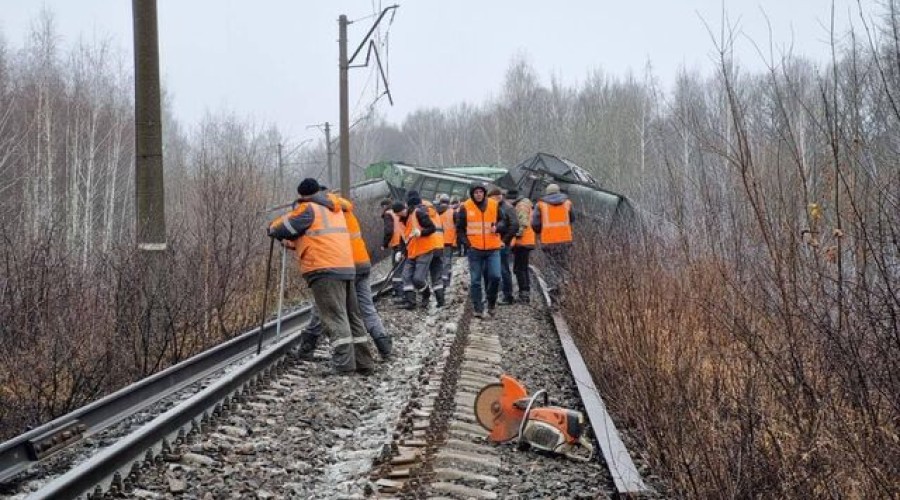 В Рязанской области железнодорожники подняли три вагона, сошедшие с рельсов