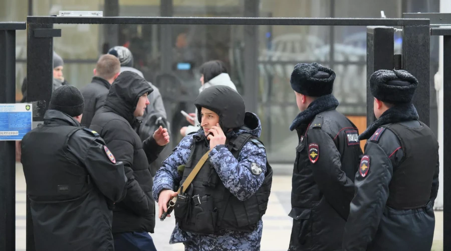 СК показал кадры из школы, где подросток убил ученика и ранил охранника