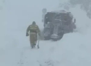 В горах Дагестана семью с тремя детьми спасли из снежного плена