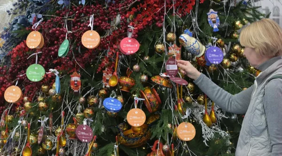 В ГД открыли Елку желаний, на которой присутствовали депутаты и лидеры фракций