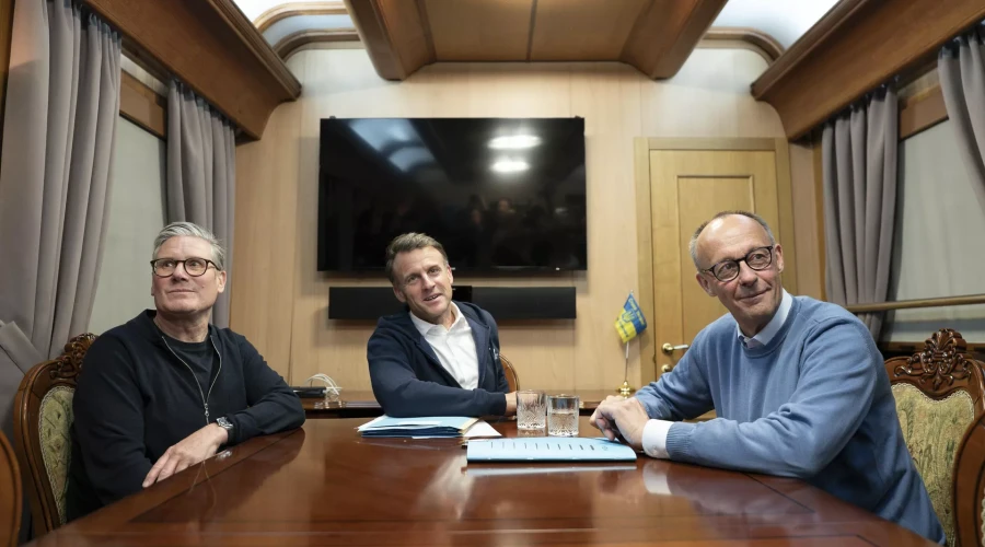 Стармер, Макрон и Мерц обсудили мир на Украине