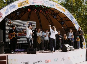 На фестивале искусств «Табуретка» в Мончегорске вышьют гигантскую скатерть, снимут фильм и выпустят на площадь огромных динозавров