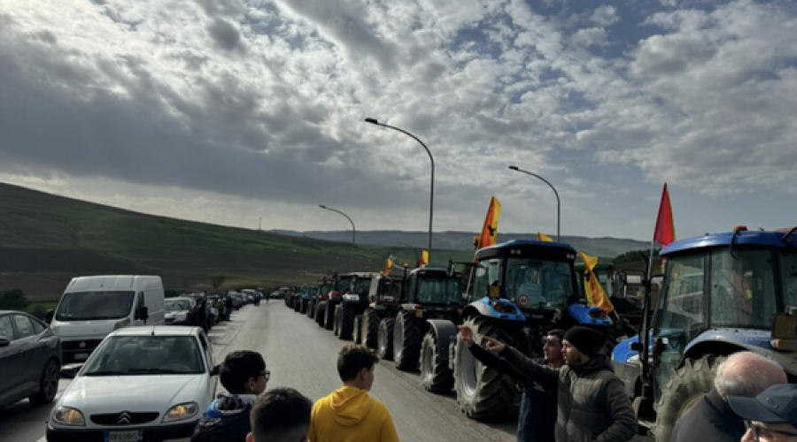 В Италии фермеры провели митинги на сельскохозяйственной технике