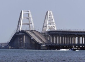 Движение автотранспорта по Крымскому мосту временно перекрыли второй раз за день
