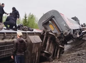 9 вагонов поезда Воркута — Новороссийск сошли с рельсов на перегоне в Коми