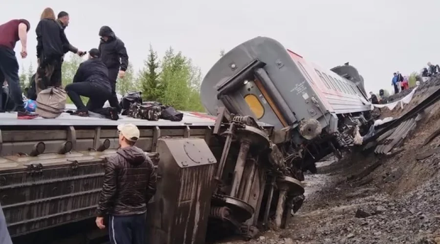 9 вагонов поезда Воркута — Новороссийск сошли с рельсов на перегоне в Коми